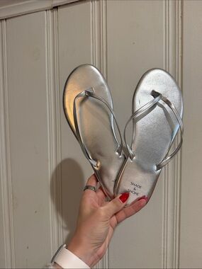 Shade & Shore Silver Metallic Thong Sandals
